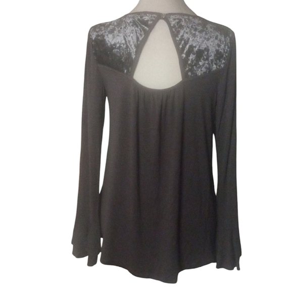 Altar's State Gray Velvet Detail Flutter Long Sleeve Floral Blouse Size Small - Picture 4 of 7